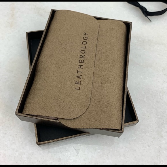 NWT & box Leatherology double card holder - Picture 5 of 6